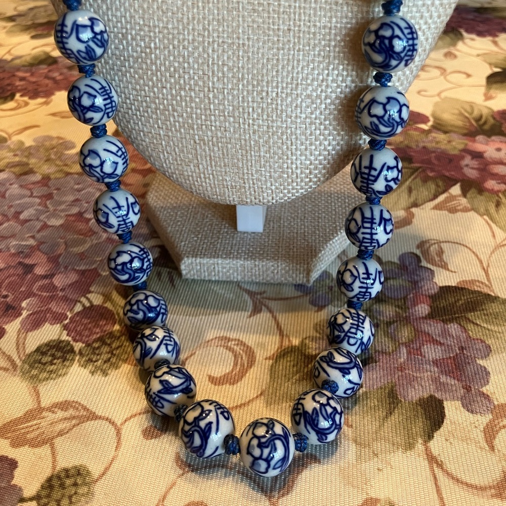 CHINESE PORCELAIN HAND KNOTTED AND PAINTED BEADED NECKLACE AND BRACELET - Picture 11 of 17